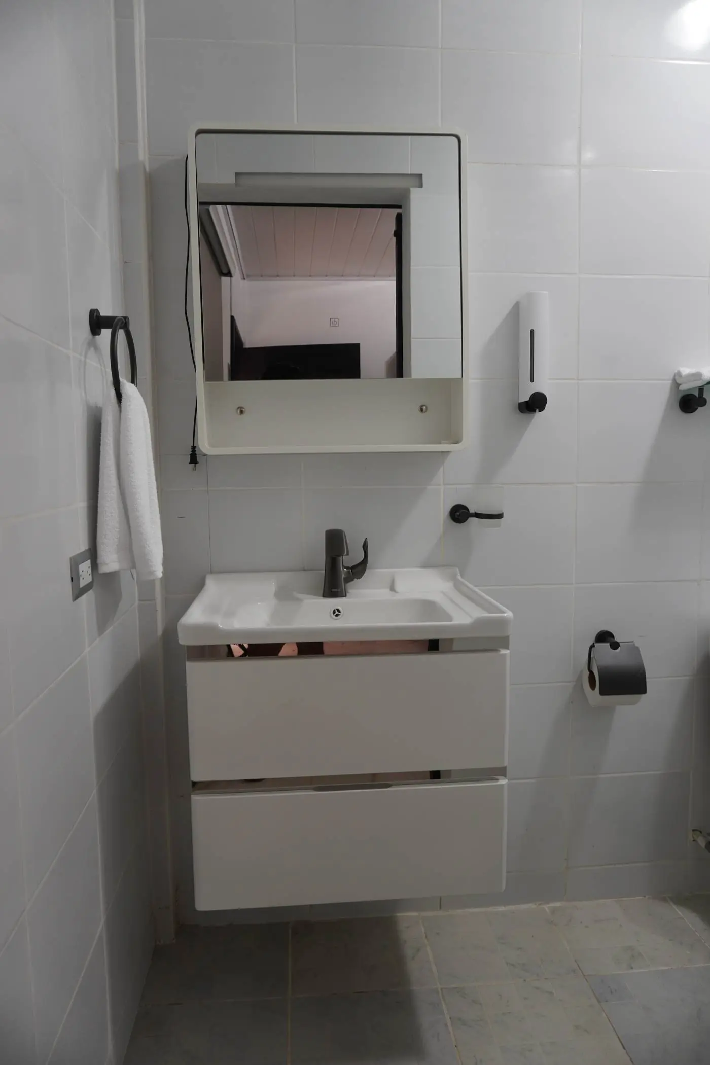 Baño privado con lavamanos, Hotel Makao