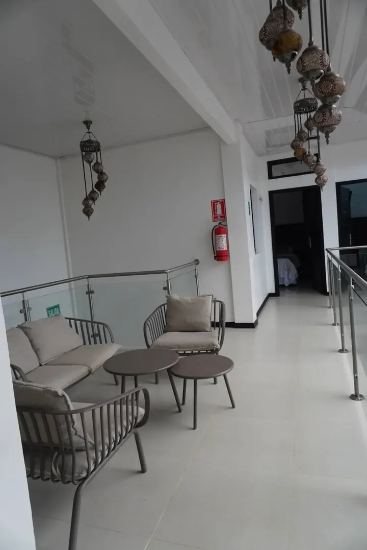 Mesas y sillones en el corredor del Hotel Makao