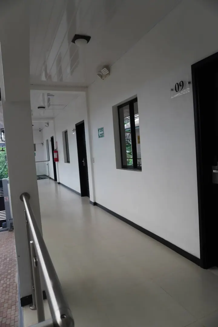 Pasillo de habitaciones en la planta alta del Hotel Makao