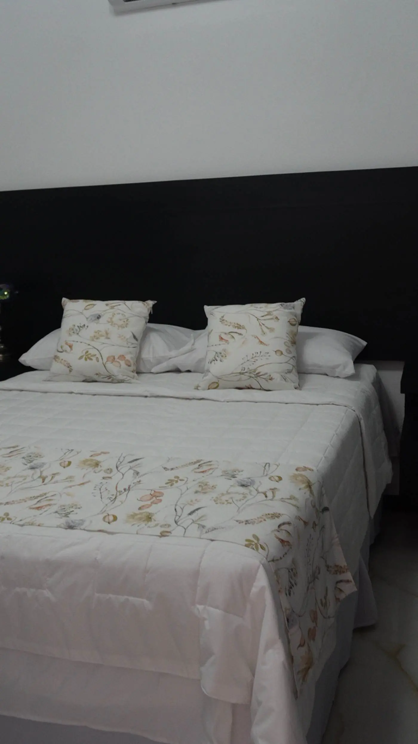 Habitación con edredón floral, Hotel Makao