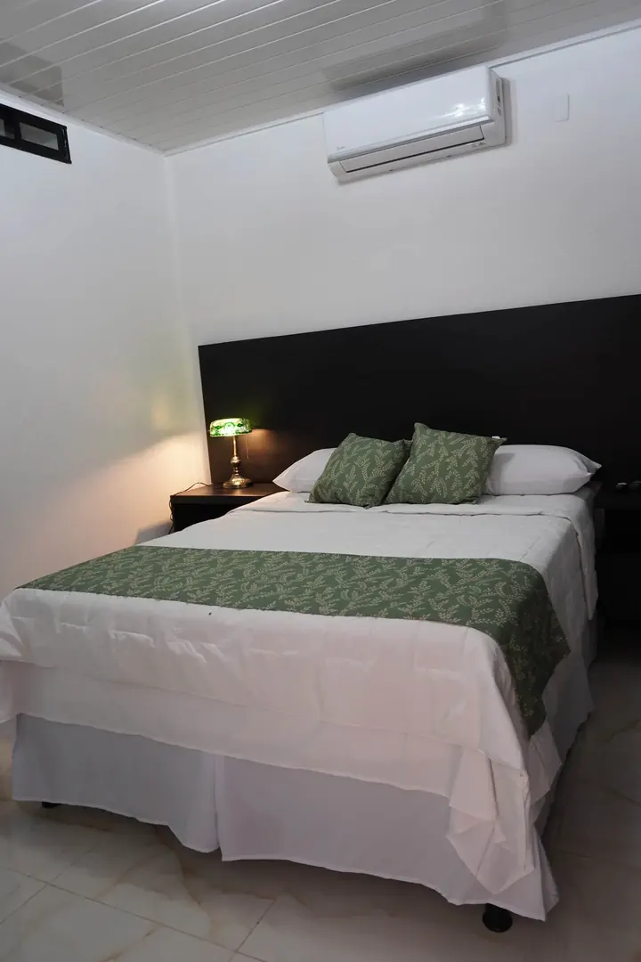 Habitación con aire acondicionado y cama doble en Hotel Makao, Rosita