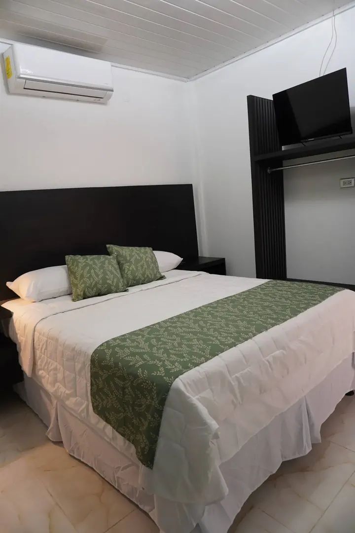 Cama con lámpara de noche en Hotel Makao