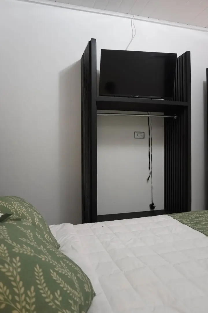 Closet con TV en la habitación del Hotel Makao