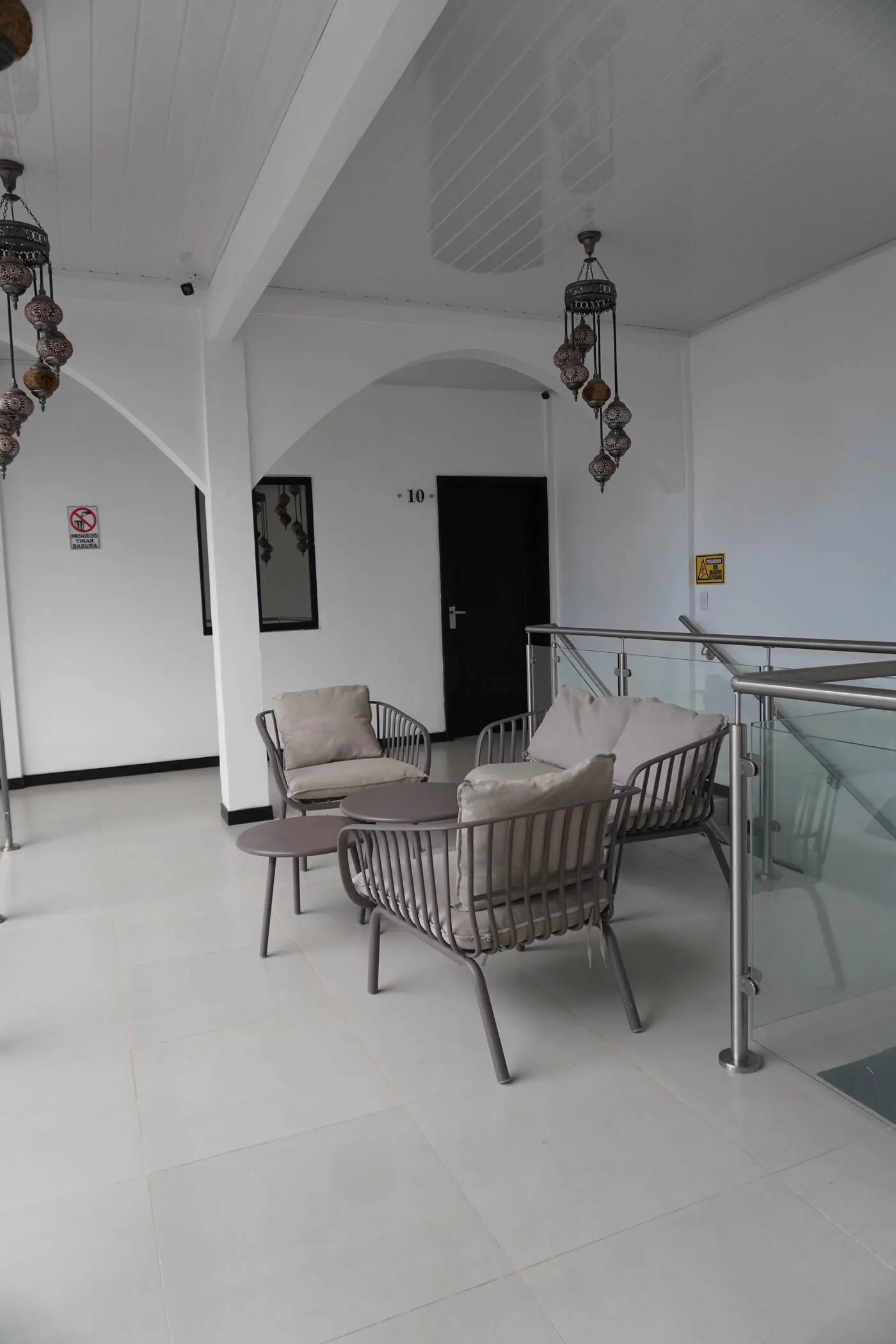 Sala de estar frente a la habitación 10, Hotel Makao