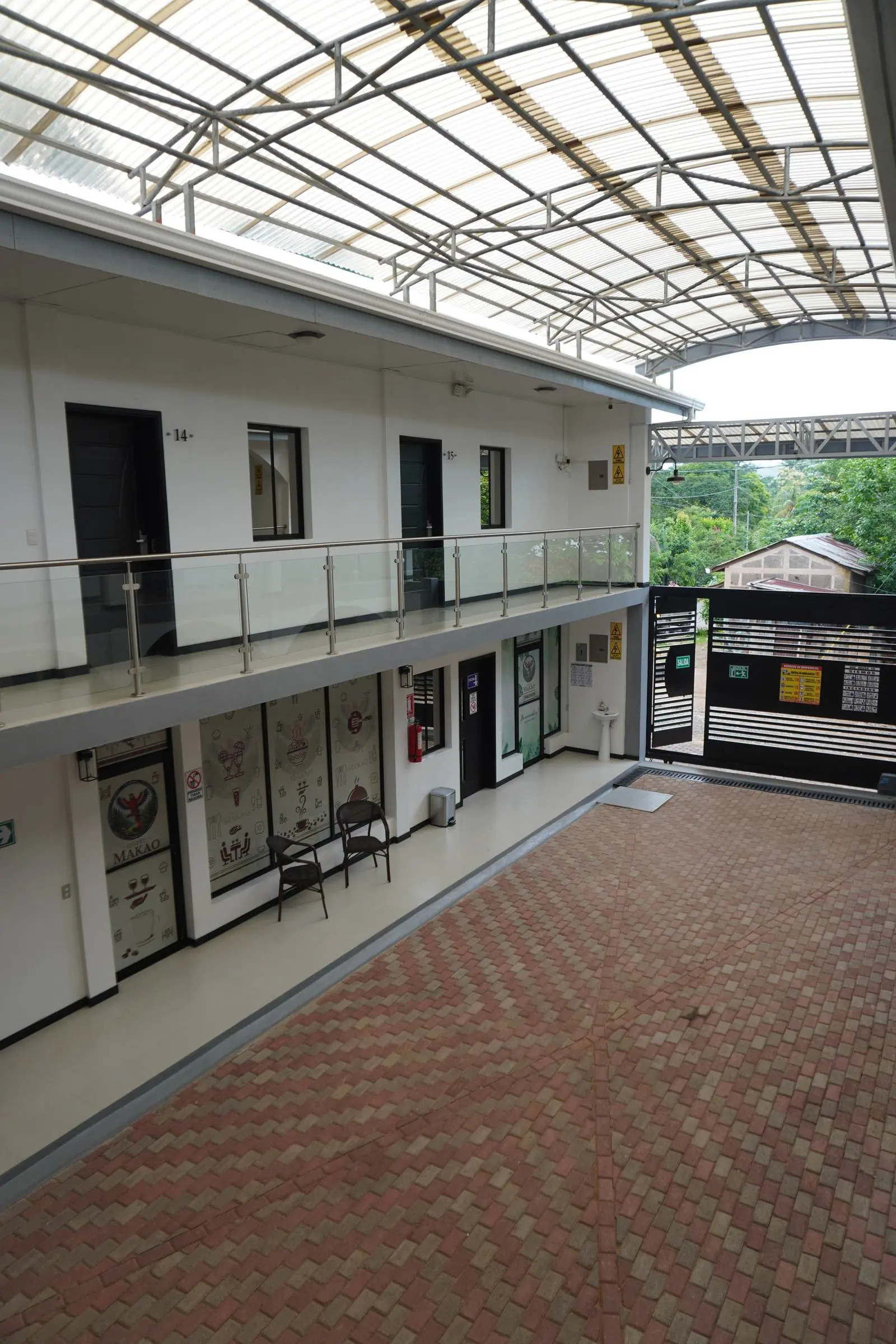 Pasillo con habitaciones 14 y 15, Hotel Makao