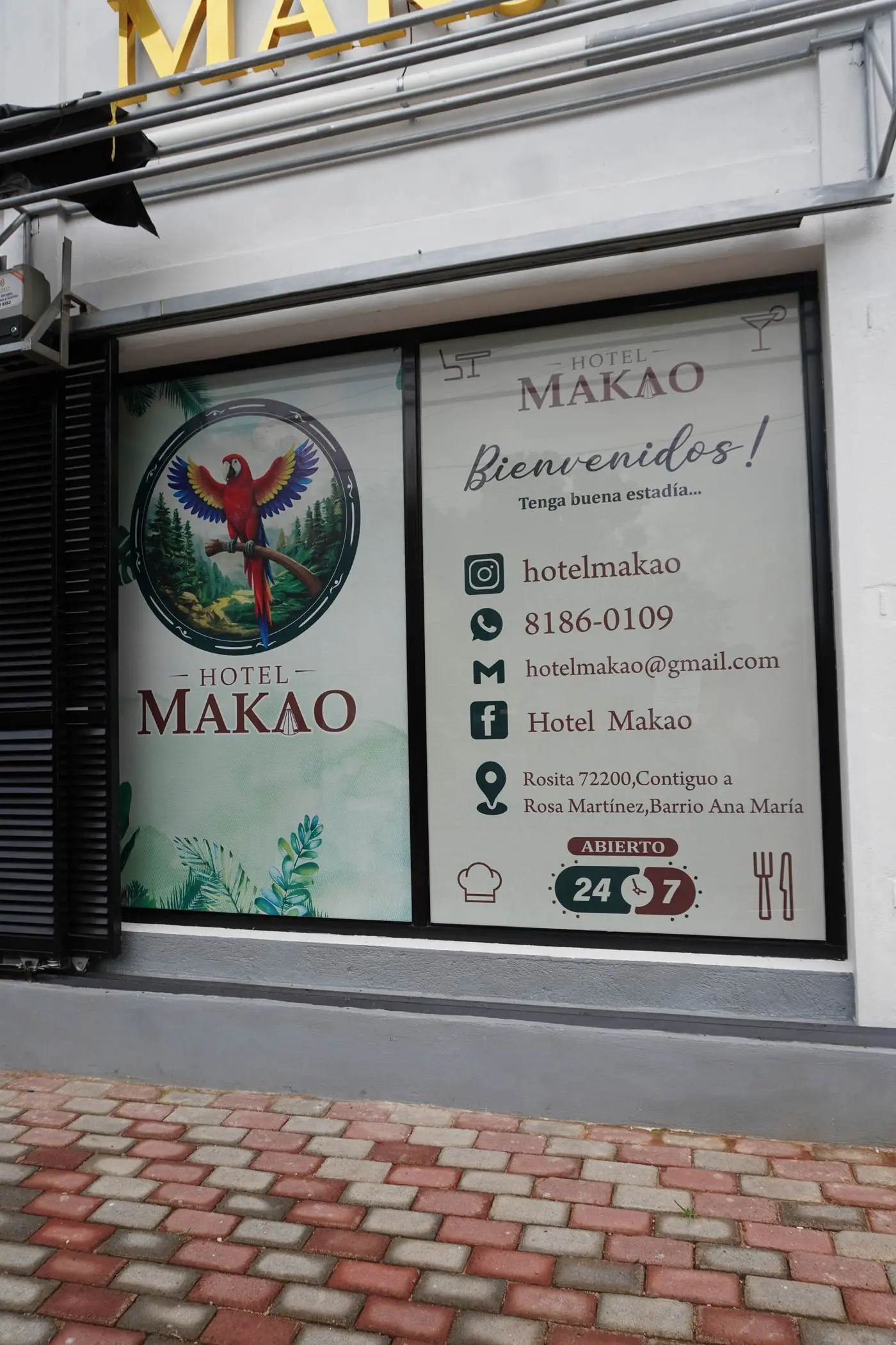 Vitrina de bienvenida con datos de contacto, Hotel Makao